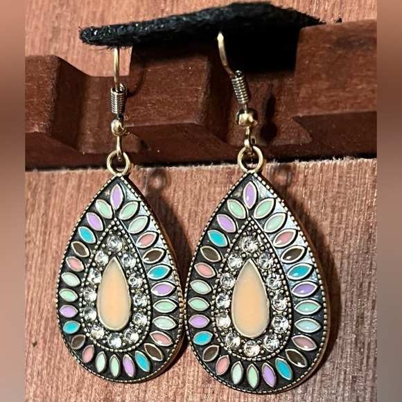 Jewelry - Beautiful pair of Boho earrings, BN!